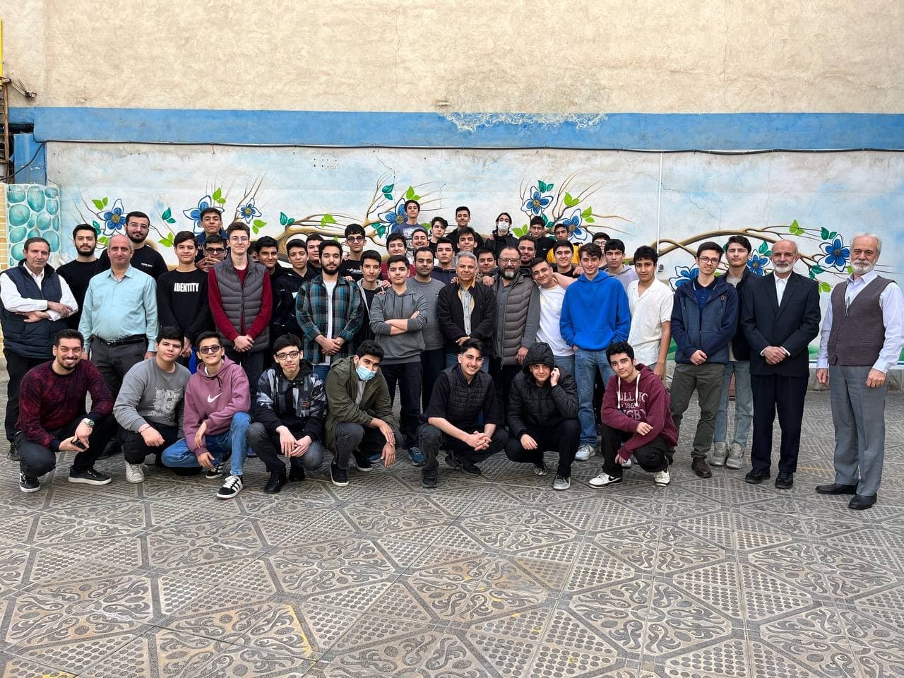 دانش‌آموزان و دبیران دبیرستان فراز دانش در حیاط مدرسه